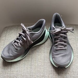 Lululemon Blissfeel Running Shoe Sneaker Gray Grey Green Black 5.5